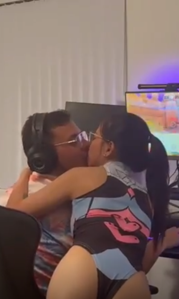 Nonton Film Bokep Indo Gangguin Pacar Main Game Lebih Asyik Ngentotnya Terbaru